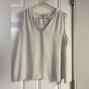 LOFT Black and White Sleeveless Blouse✨